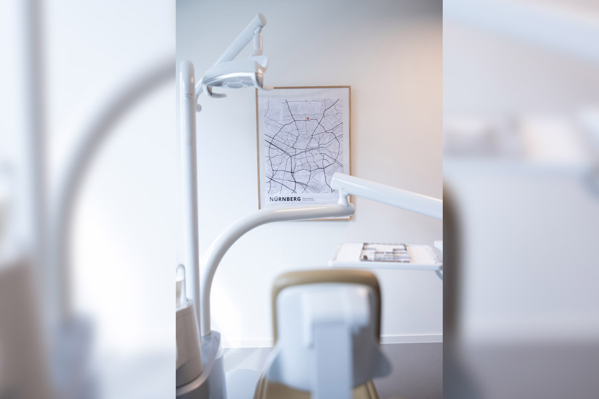 Blick auf den Behandlungsstuhl in einem der Behandlungszimmer von Zahnärztin Dr. Miriam Fischer