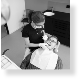 Zahnärztin Dr. Miriam Fischer inmitten der Behandlung eines Patienten